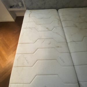 מזרן עם כתמים כהים על פני השטח