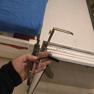 תמונה של תיקון תריסים עם כלי עבודה