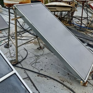 דודי שמש וקולטים על גג בניין