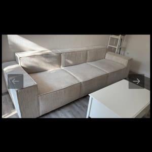 ספה נקייה בחדר מגורים עם שולחן קטן