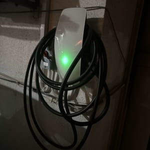 מטען חשמלי עם כבל תלוי על קיר