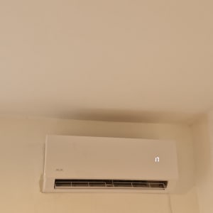 מזגן מותקן על קיר בחדר