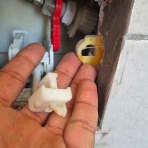 תמונה של חלקי צנרת וכלים בתחום האינסטלציה