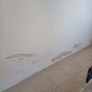 קיר עם קילופי צבע ותיקונים נדרשים