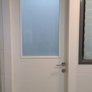 דלת עם זכוכית חלבית במרכז