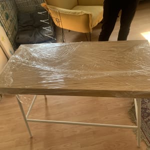 שולחן עטוף בניילון נצמד על רצפת עץ