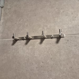 מתלה מתכת מותקן על קיר אריחים