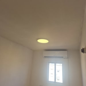 מזגן מותקן על קיר עם תאורה בתקרה