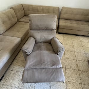 ספות וכורסה בחדר על רצפת אריחים