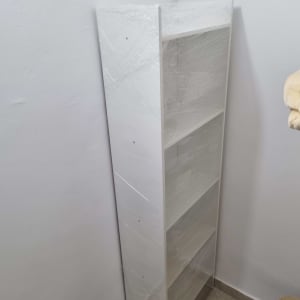 ארון עטוף בניילון בפינת חדר