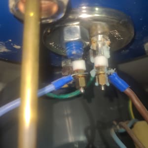 חיבורים חשמליים על דוד שמש עם חוטים צבעוניים