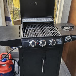 גריל גז שחור עם כפתורים ומבער צדדי