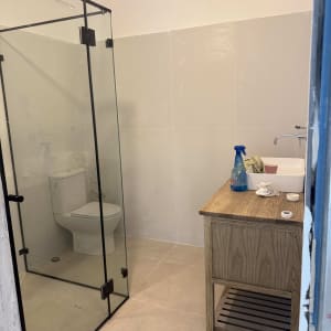 מקלחון זכוכית ושירותים בחדר אמבטיה