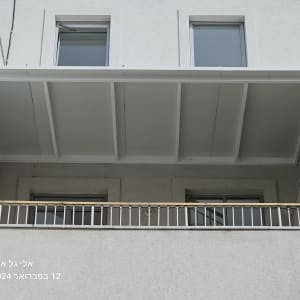 מרפסת עם מעקה ופרגולה מאלומיניום