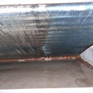 סליל מתכת של מזגן עם סימני חלודה