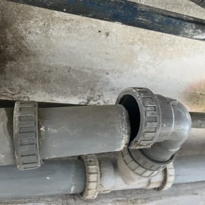 צינורות פלסטיק אפורים עם מחברים