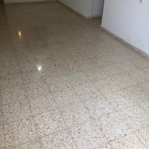 רצפה נקייה ומבריקה ללא חפצים או כלים