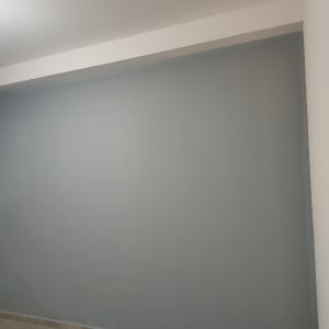 קיר צבוע בצבע אפור בהיר בחדר מואר