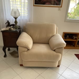 כורסה מרופדת בצבע בז