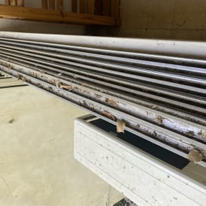 עלים יבשים ולכלוך על תריסים מלוכלכים