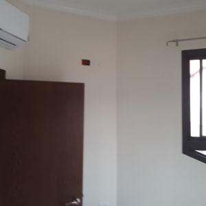 קיר צבוע בצבע בהיר עם מזגן מותקן