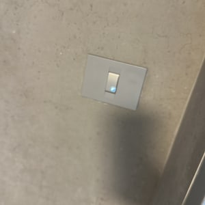 מתג חשמלי על קיר אפור