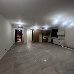 רצפה נקייה ומבריקה בחלל מגורים גדול ומואר