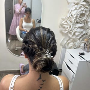 אישה עם תסרוקת אסופה וקישוט פנינים בשיער