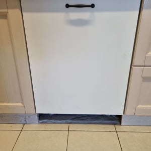 ארון מטבח עם דלת לבנה וידית שחורה