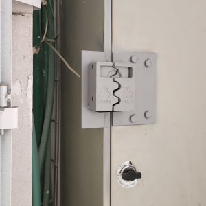 מנעול מתכת על דלת ארון חשמל