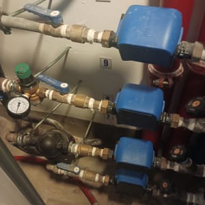 צינורות עם ברזים כחולים ומד לחץ