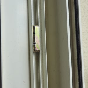 מסגרת חלון עם חלקי מתכת וברגים