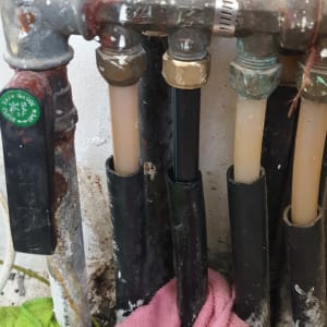 צינורות מים עם ברזים ומחברים חלודים