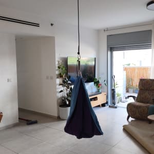 חדר מגורים עם ערסל תלוי מהתקרה