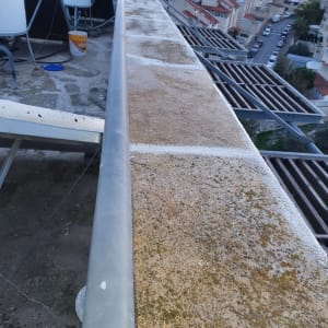 גג עם עבודת איטום ומיכלי מים