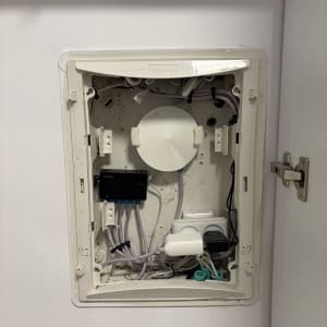 ארון תקשורת עם ציוד רשת וחיבורים