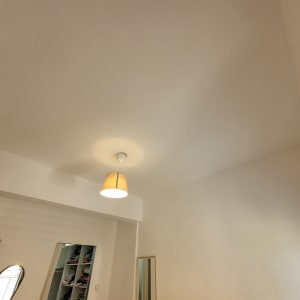 תקרה צבועה בלבן עם מנורה תלויה