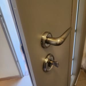 ידית ודלת מתכת עם מנעול