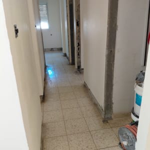 מסדרון עם קירות ותקרה בתהליך שיפוץ