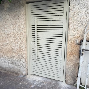 דלת אלומיניום מותקנת בקיר חיצוני