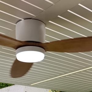 מאוורר תקרה עם תאורה על תקרה מעוצבת