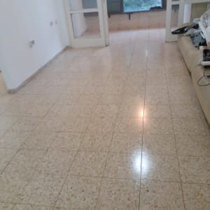 רצפה נקייה ומבריקה בחדר ריק