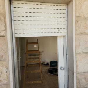 תריסים מותקנים על דלת עם סולם בחדר