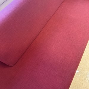 ספה ורודה נקייה ליד חלון