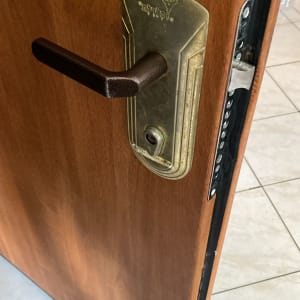 ידית ודלת עם מנעול מתכת