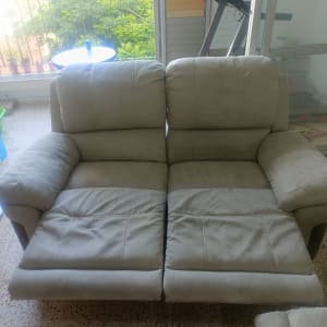 ספה אפורה עם ריפוד זקוקה לניקוי