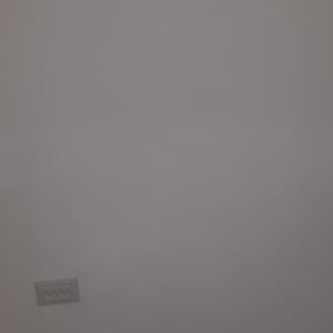 שקע חשמל על קיר לבן