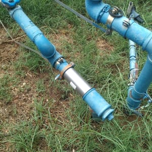 צינורות כחולים עם ברז ומחברים בשטח פתוח