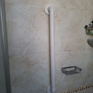 התקנת ידית אחיזה ומדף סבון על קיר מקלחון