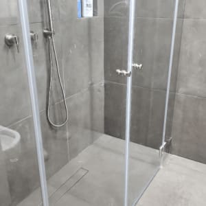 מקלחון זכוכית עם ראש מקלחת מודרני